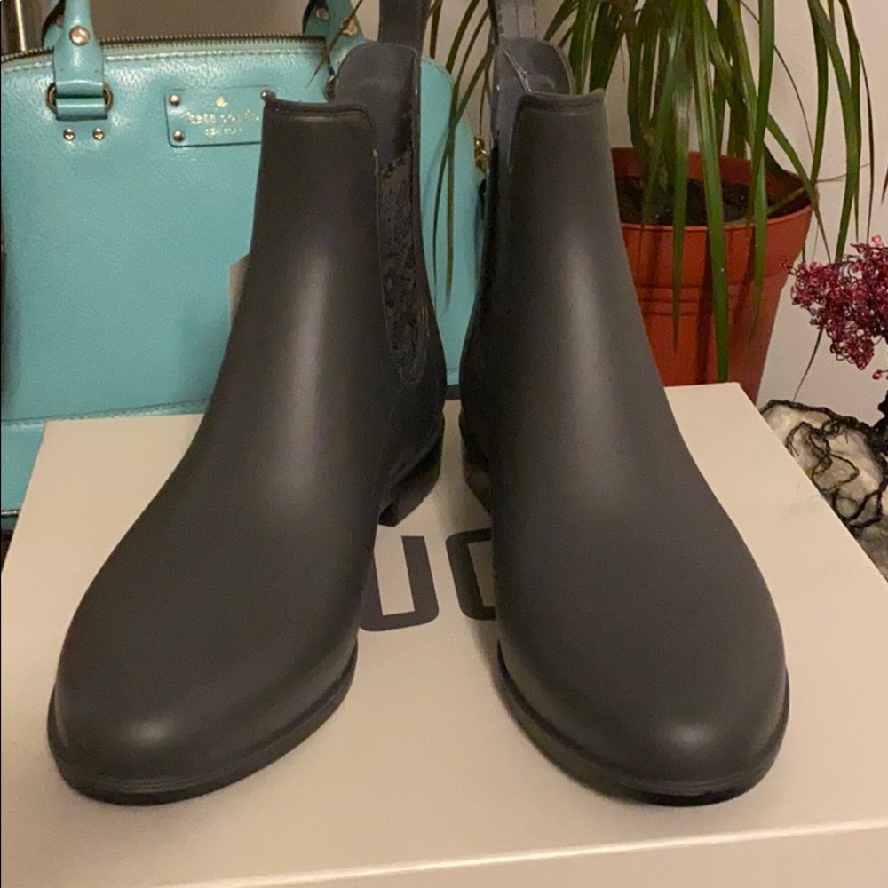 NWT Cougar rain boot